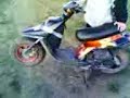 ragazzo fa motocross con uno scooter e si rompe il telaio
