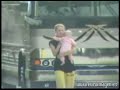 la joven pase� en brazos a su hija harlow de siete meses.