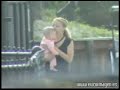 la joven pase� en brazos a su hija harlow de siete meses.