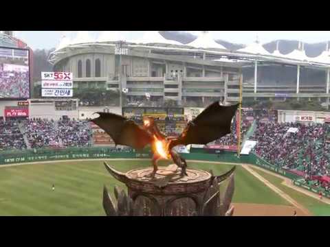 Un dragón en realidad aumentada sorprende a los fanáticos del béisbol en Corea del Sur