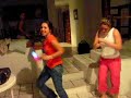 karla ambriz dando clase pa quemar las hamburguesas. sin gota del alcohol, cabe se�alar.