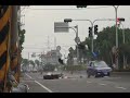 de moto por pasarse semáforo en rojo un coche