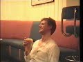 Typ kotzt in sein Bierglas Typ kotzt in sein Bierglas