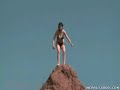 Cette fille ivre va plonger d'une falaise malheureusement ... 