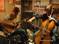 crois�e au hasard d'une soir�e, dawn landes nous donne rendez-vous lors d'une de ses r�p�titions avec jason glasser. dans le bord�lique et chaleureux local de t-rec, � mains d'oeuvres, le cargo s'est amus� � capturer un moment intime, simple et beau. comme les chansons de dawn. 

entre mai et juin 2007 dawn landes sera sur sc�ne en europe. pour certains concerts elle sera accompagn�e de jason. ne la ratez surtout pas. 

tous les renseignements ici : http://www.myspace.com/dawnlandes