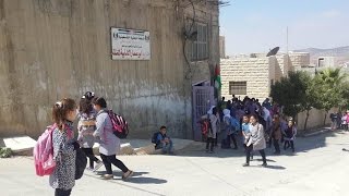 بيت لحم: أطفال نحالين يدرسون في مبنى مستأجر ومسجد