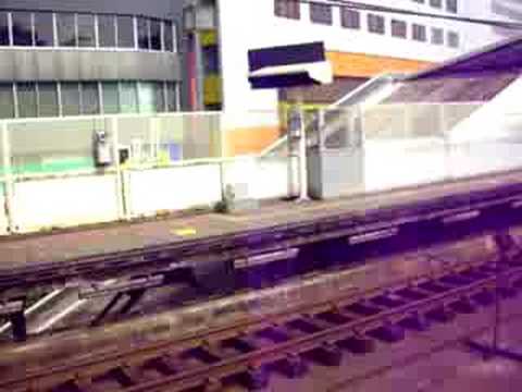 209系　関内発車　離合