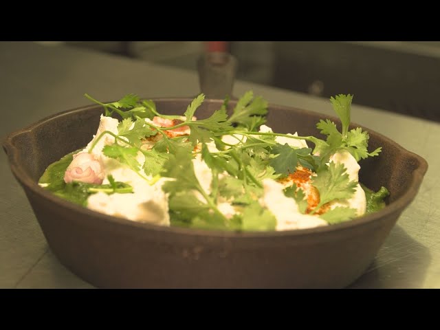 Grünes Shakshuka mit pochierten Eiern | Vegetarisches Rezept 