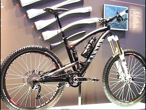 fully - Bike-Versender Canyon bringt ein Bike auf den Markt, das zwischen All-Mountain und Freeride angesiedelt ist. Wir haben uns auf der Eurobike 2010 in Friedrich...