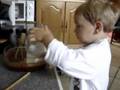 leçon de cuisine par Evan 2 ans et demi