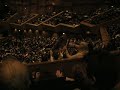 una fan incondicional baila en el concierto de yannis parios