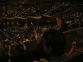 una fan incondicional baila en el concierto de yannis parios