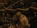 una fan incondicional baila en el concierto de yannis parios