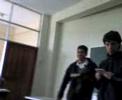 en una clase leiendo Hamlet y pdrito comenzo cn sus cosas..! jaja lo max!