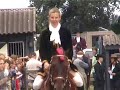 modeshow te paard spaanse en portugese rijkleding