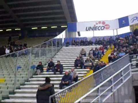 Hinchas entrando al estadio Ennio Tardini
