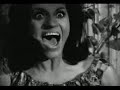Zé do Caixão sobrevive ao ataque das almas penadas do final de À Meia-Noite Levarei Sua Alma (1964) e continua na busca obsessiva pela mulher ideal, capaz de gerar o filho perfeito. Ele rapta seis jovens e as submete às mais terriveis torturas, mas comete um crime imperdoável ao assassinar uma moça grávida.Atormentado pela culpa de ter morto uma criança inocente, sofre um pesadelo no qual é levado para o inferno.