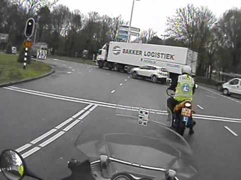 motorrijles - Rijschool SAFETY uit Houten. Het lesje voorafgaand op het motorexamen verkeersdeelneming. Is ze geslaagd?
