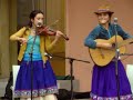 Las Polleritas interpretan el sanjuanito 