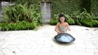 สาวสวยเซ็กซี่ โชว์เล่นเครื่องดนตรีสุดพิลึก เพราะสุดยอด