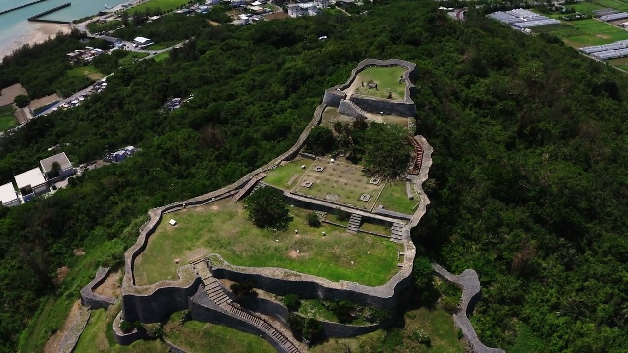 うるま市ガイドマップ「うるまいろ」 世界遺産勝連城跡（14）上昇から俯瞰の画像