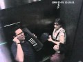 &Icirc;n ascensor cu un telefon mobil gigant