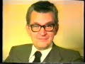Het is 1987.  Op de vooravond van de oprichting van de eerste Vlaamse commerciële TV-zender VTM (1989) pakt de toenmalige BRT uit met een grootschalige live-show in samenwerking met de Nationale Loterij: 'Pak De Poen -- De Show van Eén Miljoen'.  Manu en René Verreth, twee acteurs uit het jaren voordien immens populaire 'De Collega's', een mooi gemaakte humoristische serie over het reilen en zeilen van een groep ambtenaren op één of ander ministerie, zullen het geheel presenteren.De show wordt een regelrechte ramp: René en Manu Verreth drukken zich uit in een kaduuk soort ambtenarentaal, de studiolichten vallen uit, knoppen die de kandidaten moeten gebruiken om 'af te drukken' doen het niet, afstandsbestuurde wagentjes voor één van de showproeven worden gestoord door draadloze microfoons, de presentatoren worstelen met de spelregels én dus ook met de jury, de in die tijd meer dan beruchte BRT-telefooncentrale toont zich van de meest nukkige kant, en tot overmaat van ramp vergeet René Verreth de naam van Percy...  Percy....    juist, dames en heren!Nadien volgen nog twee afleveringen van de show, maar die worden gepresenteerd door Luc Appermont.  Na drie afleveringen wordt de show afgevoerd.Op de VRT waren tot enkele jaren geleden heel af en toe nog wel eens héél korte fragmenten uit die beruchte show te zien, maar de VRT lijkt het geheel liefst zo vlug mogelijk te willen vergeten.  De originele bandopname van de show zou, althans dat beweren kwatongen, door René en/of Manu ontvreemd zijn uit het archief van de openbare omroep, maar niets is minder waar.  Getuige daarvan de hele uitzending die je nu, 20 jaar na uitzending, hier integraal te zien krijgt.  Zorg dat je niet gestoord kan worden, en go ahead, het is de moeite waard!!