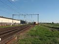 Een Buffel / DM90 van Syntus buigt van de hoodlijn af bij Elst en gaat enkelsporig spoor verder over de BetuweLIJN naar Tiel.Op de achtergrond is nog de door goederentreinen gebruikte BetuweROUTE zichtbaar.Toelichting uit Wikipedia:De naam Betuweroute is door het Ministerie van V en W gekozen om vermeende verwarring te voorkomen met de al bestaande, maar weinig bekende (Oostelijke en Westelijke) Betuwelijn: de gedeeltelijk enkelsporige spoorlijn Elst -- Geldermalsen -- Dordrecht. In de aanvankelijke plannen was het zelfs de bedoeling die reeds bestaande Betuwelijn in de nieuwe Betuweroute op te nemen, hetgeen uiteindelijk niet is gebeurd. De verwarring over de naamgeving van de nieuwe lijn duurt evenwel voort, omdat politici, pers en publiek de Betuweroute hardnekkig 'Betuwelijn' blijven noemen.