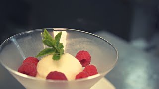 Hausgemachtes Sorbet von Bergamotte mit Tonkabohne Hausgemachtes Sorbet von Bergamotte mit Tonkabohne