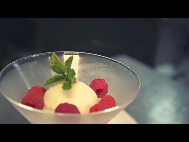 Hausgemachtes Sorbet von Bergamotte mit Tonkabohne