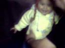 bebe romi con chullo aprendiendo a pararse