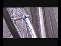In questo video si puo' vedere come agisce la rotaia quando la ruota della bicicletta passa sopra ad essa,la cattura e incastra,cio' puo' accadere a causa della dinamica del traffico che non consente sempre di tagliare di traverso la rotaia stessa da qui gli incidenti con ferimenti anche invalidanti.www.rotaiakiller.splinder.com