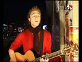 duncan townsend - such an old story
balconytv.de 24/09/2007
pr�sentiert von lars kaufmann

in hong kong gezeugt, in der w�ste des mittleren ostens geboren, in bali und nottingham aufgewachsen, in london studiert - in dieser auflistung der duncan'schen weltenbummelei fehlte bisher ein eintrag: in hamburg auf dem balkon musik gemacht. doch ab heute kann duncan sich auch dies in seine interessant zu lesende biografie schreiben. gut, dass ihn die liebe vor nicht allzu langer zeit nach deutschland gebracht und die musik gehalten hat, denn sonst h�tten wir nicht das vergn�gen, seine wunderbare musik live in hamburg erleben zu k�nnen. und zwar heute bei uns auf balcony tv und jeden mittwoch einen stockwerk tiefer im kukuun. wollen wir hoffen, dass es dem jungen auf nottinham �hnlich ergeht wie den jungs aus liverpool, die vor 47 jahren von hamburg aus die welt eroberten. einen guten start in deutschland hat er zumindest hingelegt: als support bei katie melua gespielt, mit nena musiziert und bei stefan raab und 50 jahre bravo performed. vielleicht realisiert sich auch bald sein so charmant formulierter wunsch: very soon, more than two years of poverty- stricken sacrifice and continuous hard work will finally come to fruition with his plans to make the first official release under the name duncan townsend: the name he has carried so far across deserts, cities, islands and cultures (and a balcony...) in the ongoing pursuit of life... wenn ihr mehr von duncan h�ren m�chtet, schaut euch das video ganz oft an, kommt mittwochs ins kukuun und werft einen blick auf seine seiten an:

http://www.duncan-townsend.com
http://www.myspace.com/duncantownsend

tune in tomorrow!!