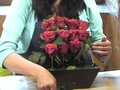 arreglo de flores - Con unas rosas rojas, una base rectangular, un par de espuelas de caballero, marmolina blanca y una vara de curly; vamos a elaborar un moderno y estilizado a...