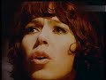 medley alexandra & heidi br�hl & lale andersen & peggy march 60s

1. alexandra - mein freund der baum 1969
als kleines m�dchen kam ich schon 
zu dir mit all den kindersorgen;
ich f�hlte mich bei dir geborgen, 
und aller kummer flog davon.
hab ich in deinem arm geweint,
strichst du mit deinen gr�nen bl�ttern mir �bers haar,
mein alter freund.

mein freund der baum ist tot, 
er fiel im fr�hen morgenrot.

(kommentar von alexandra)

du fielst heut' fr�h, ich kam zu sp�t, 
du wirst dich nie im wind mehr 
wiegen, du musst gef�llt am wege liegen, 
und mancher der vor�ber geht, 
der achtet nicht den rest von leben 
und rei�t an deinen gr�nen zweigen, 
die sterbend sich zur erde neigen. 
wer wird mir von nun die ruhe geben, 
die ich in deinem schatten fand? 
mein bester freund ist mir verloren, 
der mit der kindheit mich verband.

mein freund der baum ist tot, 
er fiel im fr�hen morgenrot.

2. heidi br�hl - hundert mann und ein befehl 1966 
irgendwo im fremden land
ziehen wir durch stein und sand.
fern von zuhaus und vogelfrei,
hundert mann, und er ist dabei.

hundert mann und ein befehl
und ein weg, den keiner will.
tagein, tagaus, wer wei� wohin.
verbranntes land, und was ist der sinn?

ganz allein in dunkler nacht
hast du oft daran gedacht,
dass weit von hier der vollmond scheint
und weit von dir ein m�dchen weint.

und die welt ist doch so sch�n,
k�nnt' ich dich noch einmal sehn.
nun trennt uns schon ein langes jahr,
weil ein befehl unser schicksal war.

3. lale andersen - ich war nur ein m�dchen vom hafen 1961 
ich war nur ein m�dchen vom hafen
ich tanzte f�r geld im lokal
ich war nur ein m�dchen vom hafen
ein tanzgirl, das war ich einmal

in portland da war ich zuhause
da hat mich ein jonny verehrt
doch der wollt kein m�dchen vom hafen
das in den kaschemmen verkehrt

ich war ihm nicht reinlich zur liebe genug
mein ruf war ihm zu schr�g
nur weil ich ein m�dchen vom hafen war
war ihm meine liebe im weg

er hat eine and're genommen
mein kummer, der war ihm egal
denn ich war nur ein m�dchen vom hafen
ein tanzgirl, das war ich einmal

4. peggy march - in der carnaby street 1969
was so alles geschieht, in der carnaby street,
und ein carnaby boy spielt auf seiner guitar
f�r die leute ein lied in der carnaby street.
was so alles geschieht, ja die girls und die boys
kommen raus aus dem haus, denn sie h�ren den beat 
in der carnaby street.

allen geht der beat in die beine,
und die melodie geht ins ohr,
ja und alle denken das eine.
das gibt es nur in der carnaby street.

was so alles geschieht in der carnaby street,
ja bei tag und bei nacht pfeiffen alle den hit 
auf der carnaby street.