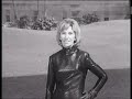 medley alexandra & heidi br�hl & lale andersen & peggy march 60s

1. alexandra - mein freund der baum 1969
als kleines m�dchen kam ich schon 
zu dir mit all den kindersorgen;
ich f�hlte mich bei dir geborgen, 
und aller kummer flog davon.
hab ich in deinem arm geweint,
strichst du mit deinen gr�nen bl�ttern mir �bers haar,
mein alter freund.

mein freund der baum ist tot, 
er fiel im fr�hen morgenrot.

(kommentar von alexandra)

du fielst heut' fr�h, ich kam zu sp�t, 
du wirst dich nie im wind mehr 
wiegen, du musst gef�llt am wege liegen, 
und mancher der vor�ber geht, 
der achtet nicht den rest von leben 
und rei�t an deinen gr�nen zweigen, 
die sterbend sich zur erde neigen. 
wer wird mir von nun die ruhe geben, 
die ich in deinem schatten fand? 
mein bester freund ist mir verloren, 
der mit der kindheit mich verband.

mein freund der baum ist tot, 
er fiel im fr�hen morgenrot.

2. heidi br�hl - hundert mann und ein befehl 1966 
irgendwo im fremden land
ziehen wir durch stein und sand.
fern von zuhaus und vogelfrei,
hundert mann, und er ist dabei.

hundert mann und ein befehl
und ein weg, den keiner will.
tagein, tagaus, wer wei� wohin.
verbranntes land, und was ist der sinn?

ganz allein in dunkler nacht
hast du oft daran gedacht,
dass weit von hier der vollmond scheint
und weit von dir ein m�dchen weint.

und die welt ist doch so sch�n,
k�nnt' ich dich noch einmal sehn.
nun trennt uns schon ein langes jahr,
weil ein befehl unser schicksal war.

3. lale andersen - ich war nur ein m�dchen vom hafen 1961 
ich war nur ein m�dchen vom hafen
ich tanzte f�r geld im lokal
ich war nur ein m�dchen vom hafen
ein tanzgirl, das war ich einmal

in portland da war ich zuhause
da hat mich ein jonny verehrt
doch der wollt kein m�dchen vom hafen
das in den kaschemmen verkehrt

ich war ihm nicht reinlich zur liebe genug
mein ruf war ihm zu schr�g
nur weil ich ein m�dchen vom hafen war
war ihm meine liebe im weg

er hat eine and're genommen
mein kummer, der war ihm egal
denn ich war nur ein m�dchen vom hafen
ein tanzgirl, das war ich einmal

4. peggy march - in der carnaby street 1969
was so alles geschieht, in der carnaby street,
und ein carnaby boy spielt auf seiner guitar
f�r die leute ein lied in der carnaby street.
was so alles geschieht, ja die girls und die boys
kommen raus aus dem haus, denn sie h�ren den beat 
in der carnaby street.

allen geht der beat in die beine,
und die melodie geht ins ohr,
ja und alle denken das eine.
das gibt es nur in der carnaby street.

was so alles geschieht in der carnaby street,
ja bei tag und bei nacht pfeiffen alle den hit 
auf der carnaby street.
