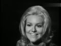 medley alexandra & heidi br�hl & lale andersen & peggy march 60s

1. alexandra - mein freund der baum 1969
als kleines m�dchen kam ich schon 
zu dir mit all den kindersorgen;
ich f�hlte mich bei dir geborgen, 
und aller kummer flog davon.
hab ich in deinem arm geweint,
strichst du mit deinen gr�nen bl�ttern mir �bers haar,
mein alter freund.

mein freund der baum ist tot, 
er fiel im fr�hen morgenrot.

(kommentar von alexandra)

du fielst heut' fr�h, ich kam zu sp�t, 
du wirst dich nie im wind mehr 
wiegen, du musst gef�llt am wege liegen, 
und mancher der vor�ber geht, 
der achtet nicht den rest von leben 
und rei�t an deinen gr�nen zweigen, 
die sterbend sich zur erde neigen. 
wer wird mir von nun die ruhe geben, 
die ich in deinem schatten fand? 
mein bester freund ist mir verloren, 
der mit der kindheit mich verband.

mein freund der baum ist tot, 
er fiel im fr�hen morgenrot.

2. heidi br�hl - hundert mann und ein befehl 1966 
irgendwo im fremden land
ziehen wir durch stein und sand.
fern von zuhaus und vogelfrei,
hundert mann, und er ist dabei.

hundert mann und ein befehl
und ein weg, den keiner will.
tagein, tagaus, wer wei� wohin.
verbranntes land, und was ist der sinn?

ganz allein in dunkler nacht
hast du oft daran gedacht,
dass weit von hier der vollmond scheint
und weit von dir ein m�dchen weint.

und die welt ist doch so sch�n,
k�nnt' ich dich noch einmal sehn.
nun trennt uns schon ein langes jahr,
weil ein befehl unser schicksal war.

3. lale andersen - ich war nur ein m�dchen vom hafen 1961 
ich war nur ein m�dchen vom hafen
ich tanzte f�r geld im lokal
ich war nur ein m�dchen vom hafen
ein tanzgirl, das war ich einmal

in portland da war ich zuhause
da hat mich ein jonny verehrt
doch der wollt kein m�dchen vom hafen
das in den kaschemmen verkehrt

ich war ihm nicht reinlich zur liebe genug
mein ruf war ihm zu schr�g
nur weil ich ein m�dchen vom hafen war
war ihm meine liebe im weg

er hat eine and're genommen
mein kummer, der war ihm egal
denn ich war nur ein m�dchen vom hafen
ein tanzgirl, das war ich einmal

4. peggy march - in der carnaby street 1969
was so alles geschieht, in der carnaby street,
und ein carnaby boy spielt auf seiner guitar
f�r die leute ein lied in der carnaby street.
was so alles geschieht, ja die girls und die boys
kommen raus aus dem haus, denn sie h�ren den beat 
in der carnaby street.

allen geht der beat in die beine,
und die melodie geht ins ohr,
ja und alle denken das eine.
das gibt es nur in der carnaby street.

was so alles geschieht in der carnaby street,
ja bei tag und bei nacht pfeiffen alle den hit 
auf der carnaby street.