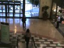 una madre hostiga a su hijo por todo el unicenter