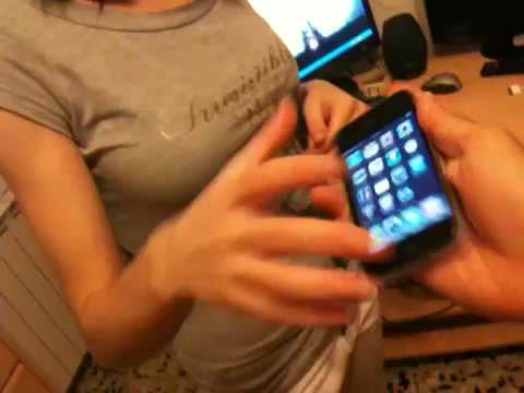 Haciendo entrega del iPhone a mi hermana