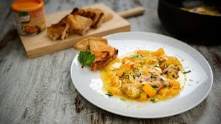 Passe os bifes de borrego por água, para eliminar qualquer vestígio de lascas de osso, e enxugue com papel de cozinha.