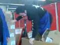 videos de Man Neuk Doos In Tomin Gebouw
