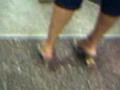 Alla sala giochi questa signora sembrava avesse i piedi bollenti nei suoi zoccoli a tacco alto con fascia maculata