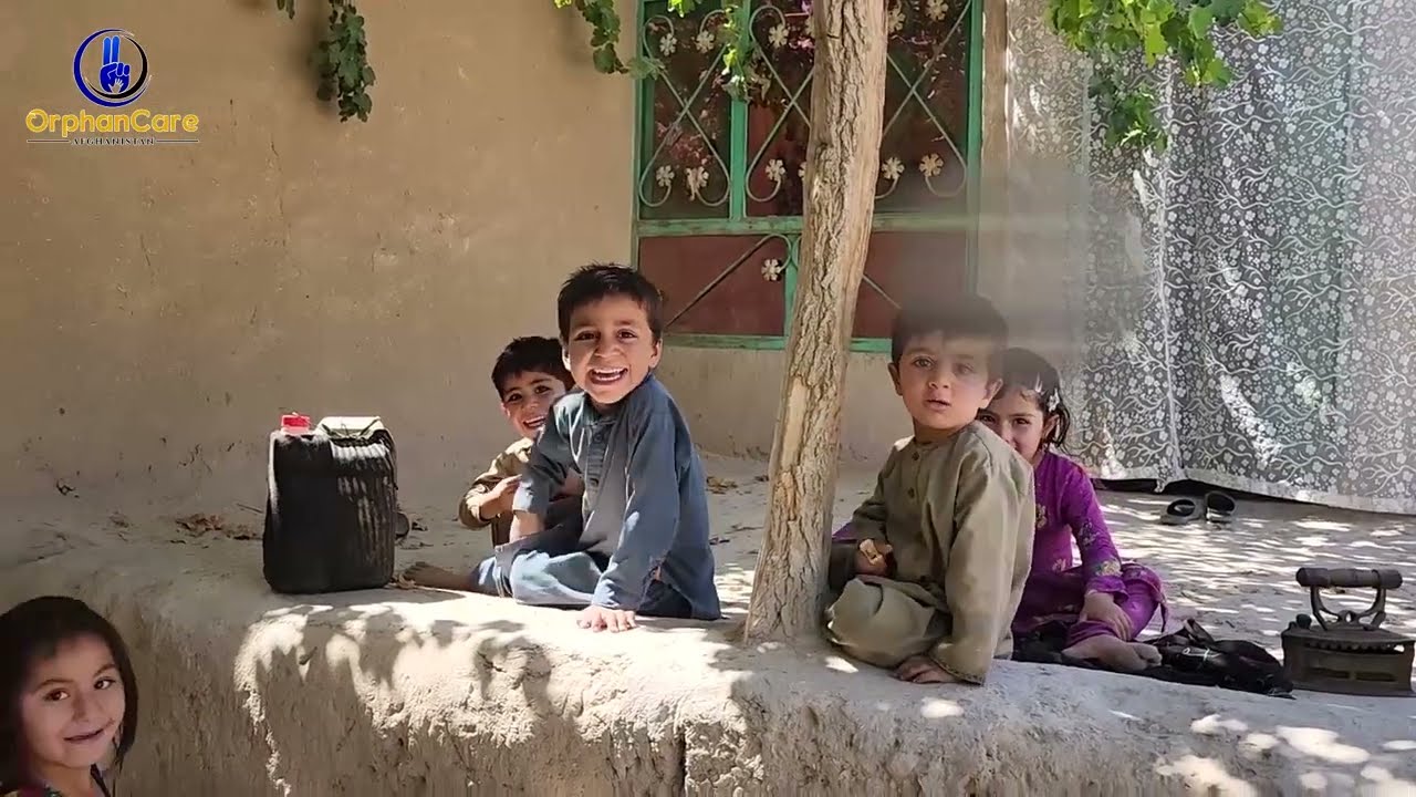 Cash assistance with the guardian of five widows and its orphans in Uruzgan province.