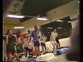 Lezione di pump alla palestra Lazzarin di Locarno nel 1998. Guardate il tizio con la maglia viola, è alla sua prima lezione ed è molto divertente.Look at the guy in purple, he is a beginner and he is very funny.
