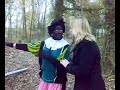 film kleuters zwarte piet speelt met water