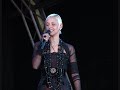Mariza singing 'Fadista louco' at the Royal Festival Hall, London....obrigado to sallyrose14, nafaziram and alfacinha123 for sharing the images....and to Mariza for this gift to the world!!