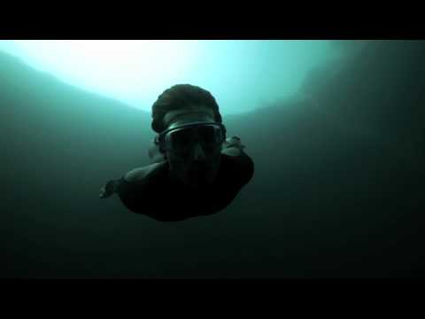 Guillaume Nery base jumping at Deans Blue Hole, filmed on breath hold by Julie Gautier_Merl helyek. Legeslegjobbak