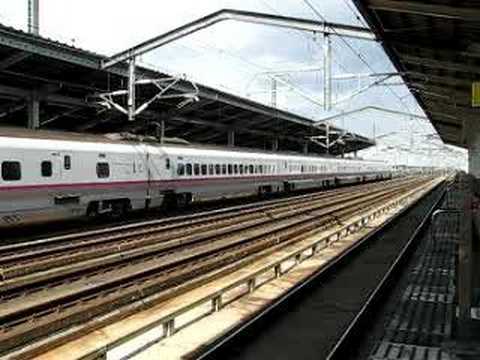 Shinkansen 古川駅に停車、発車していくやまびこ47号