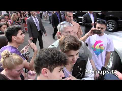 beiber - Justin coming out from the Letterman Show and he signed autographs for about 15 minutes , he took photos with fans a he even kissed a few on the cheeks , he ...