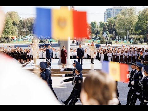 Șefa statului a participat la ceremonia de onorare a Tricolorului alături de Președintele Parlamentului și Primul-ministru
